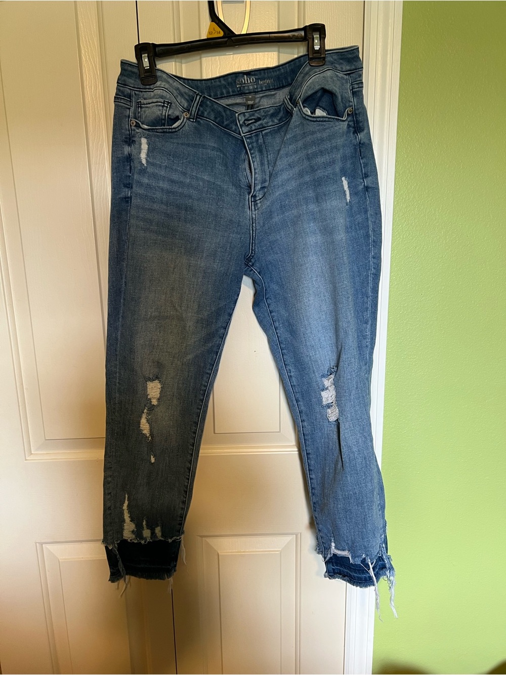 Soho Distressed Denim Cropped Jeans in Blue